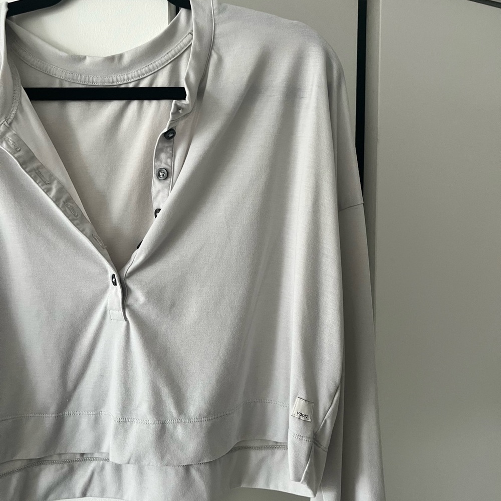 Vuori Women’s long sleeve Henley top, size large, light tan color